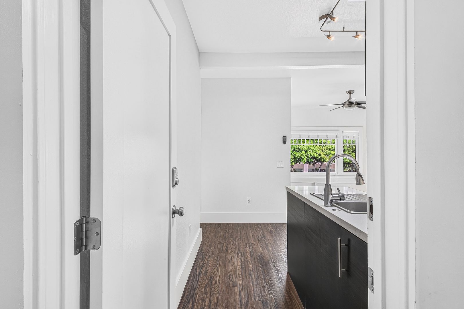 Long Beach Apartment: 138 Elm Avenue