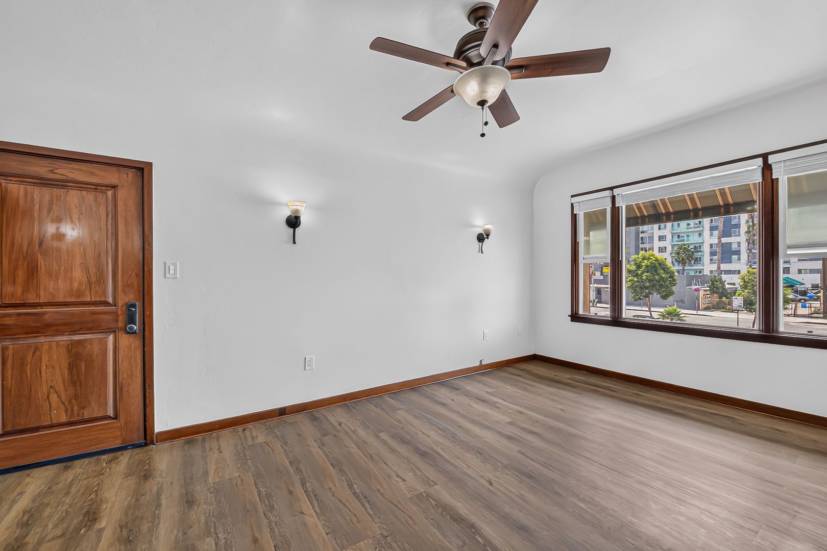 Long Beach Apartment: 731 E Broadway