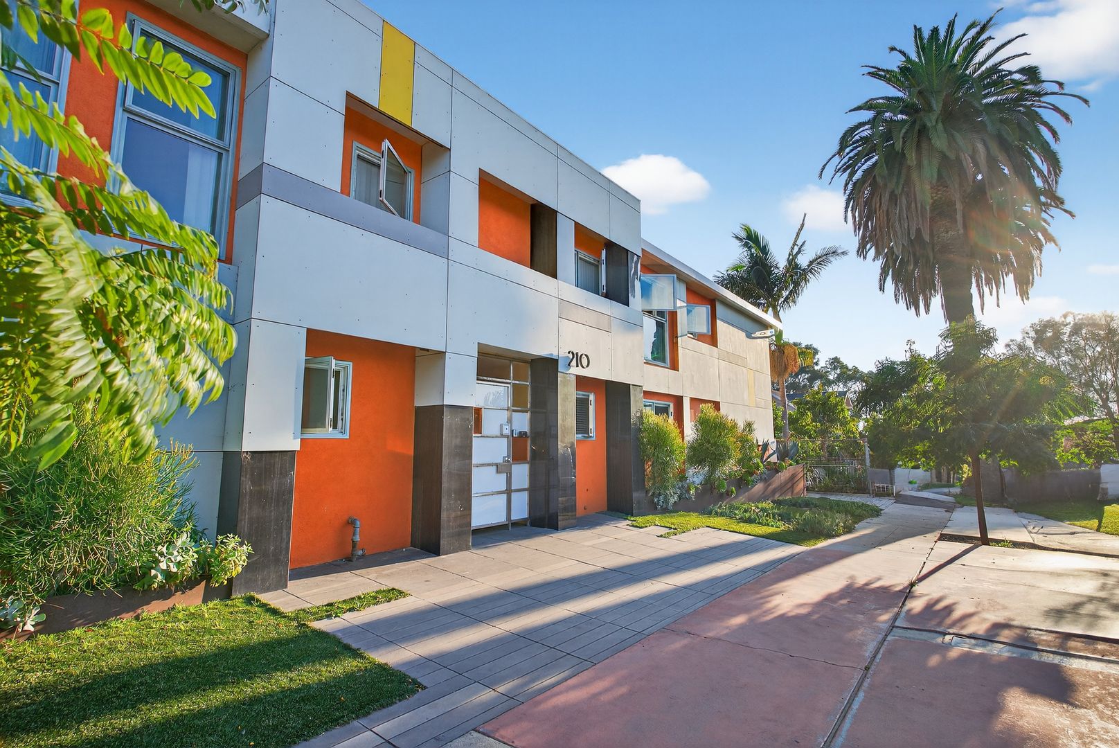 Long Beach Apartment: 210 E 29th St