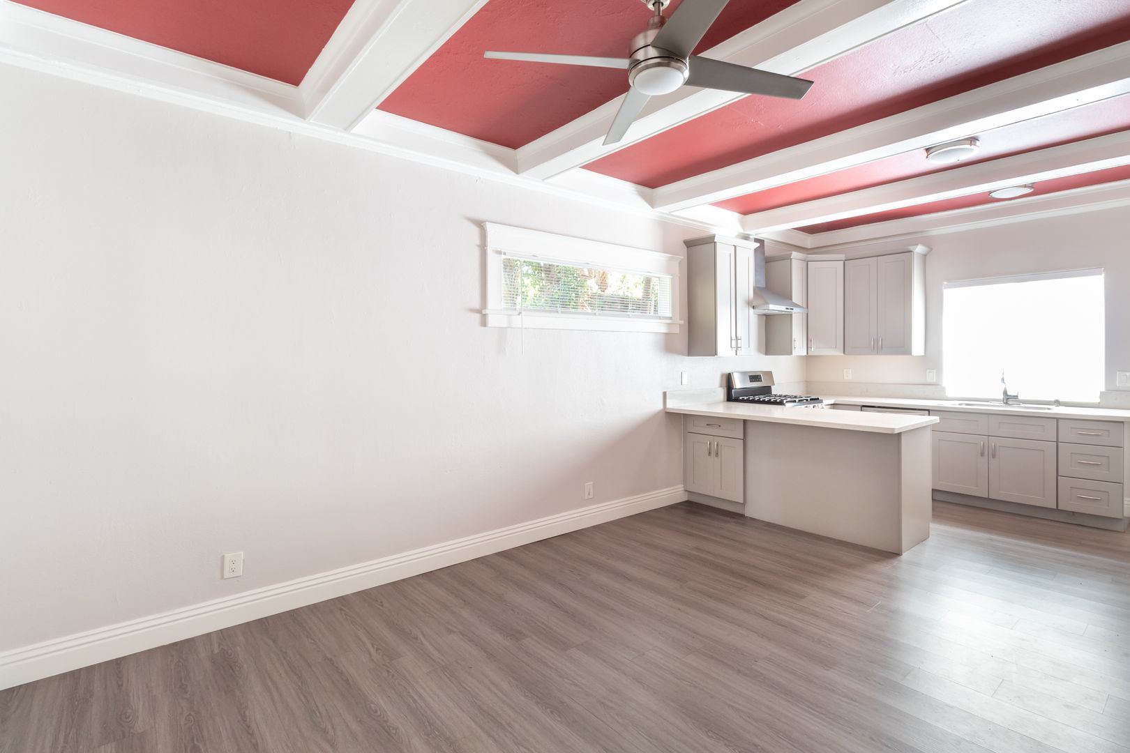 Long Beach Apartment: 338 E. 7th St