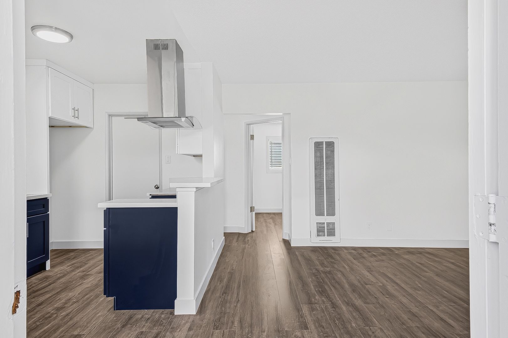 Long Beach Apartment: 210 E 29th St
