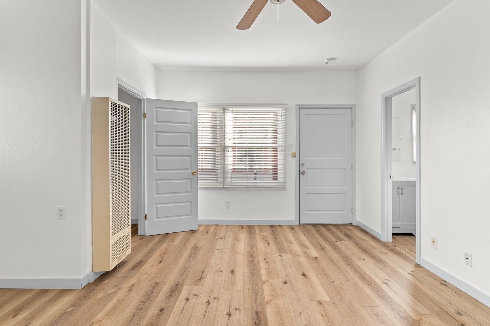 Long Beach Apartment: 526 Magnolia Avenue