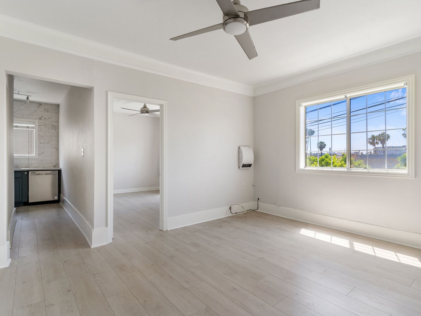 Long Beach Apartment: 338 E. 7th St