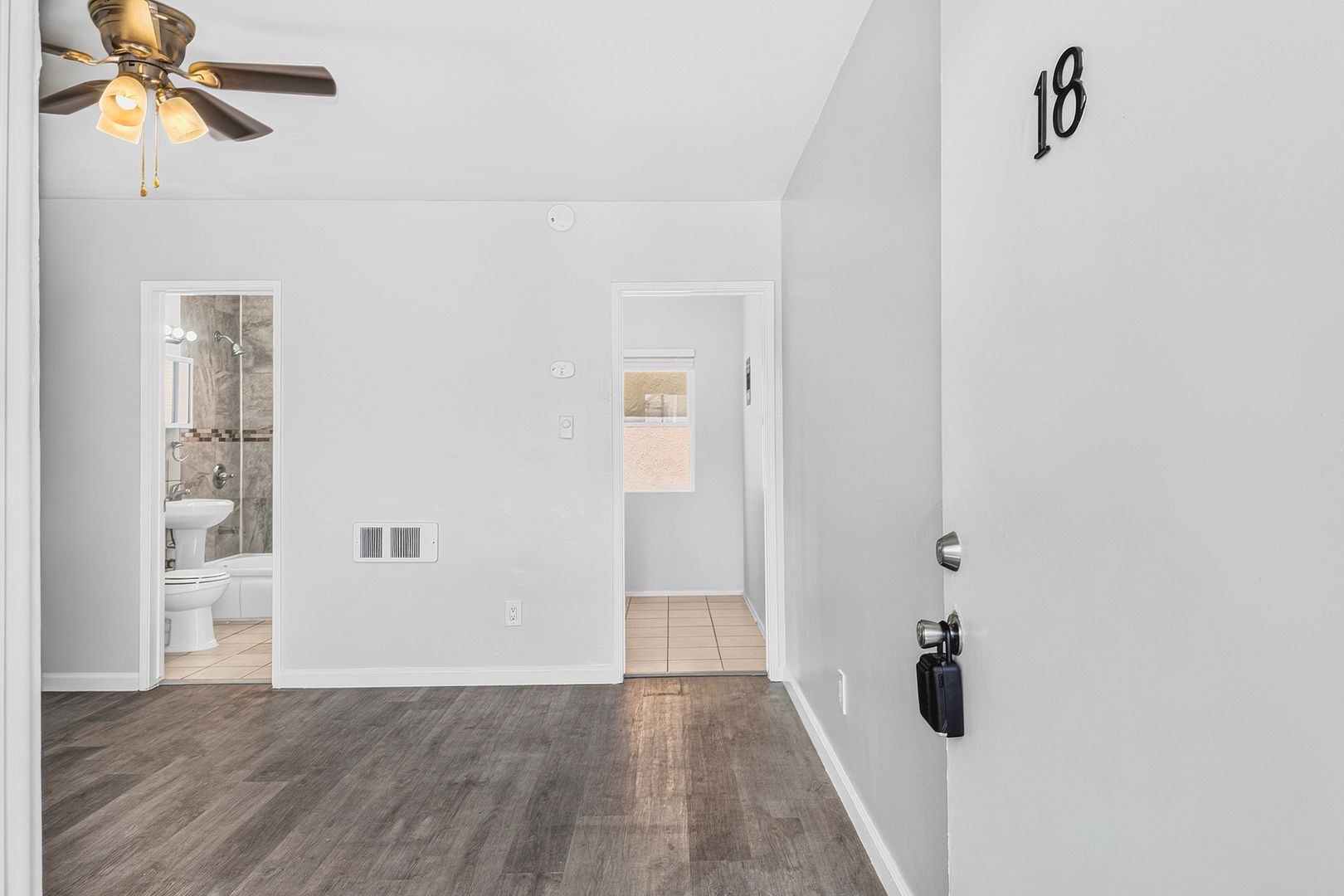 Long Beach Apartment: 904 Atlantic Ave