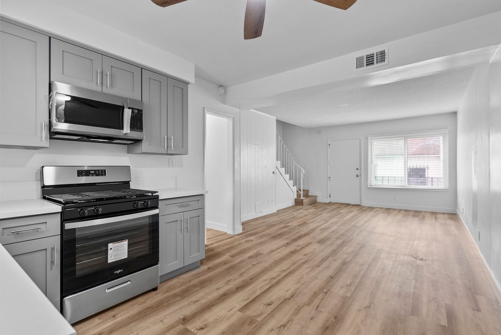 Inglewood Apartment: 112 E Buckthorn Street