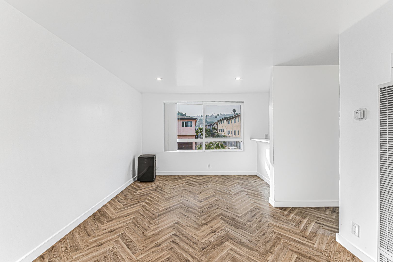 Los Angeles Apartment: 5005 August St