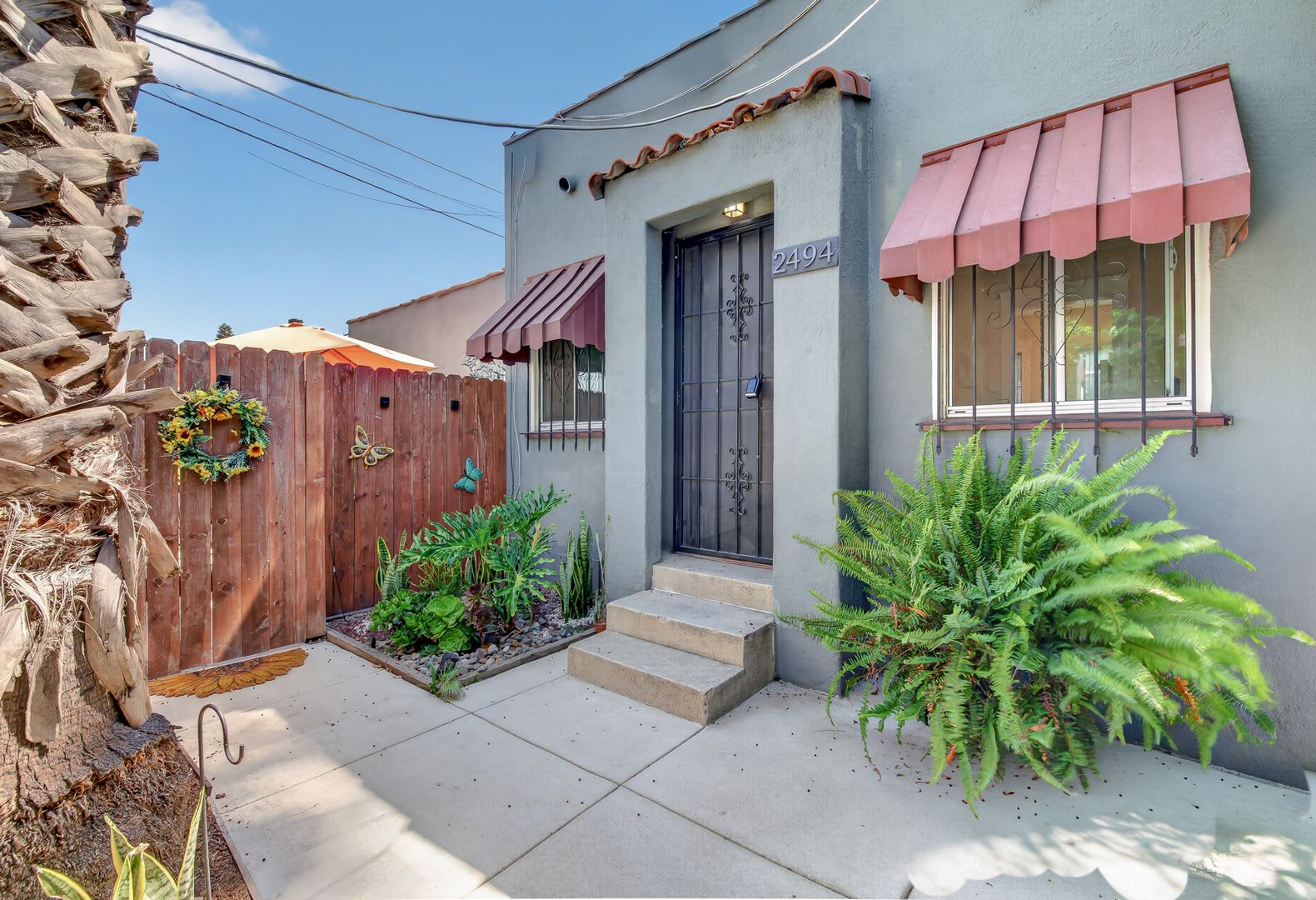 Long Beach Apartment: 2492 Pasadena Avenue