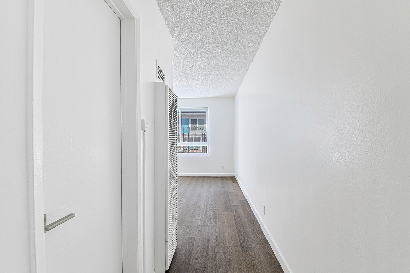 Los Angeles Apartment: 5005 August St