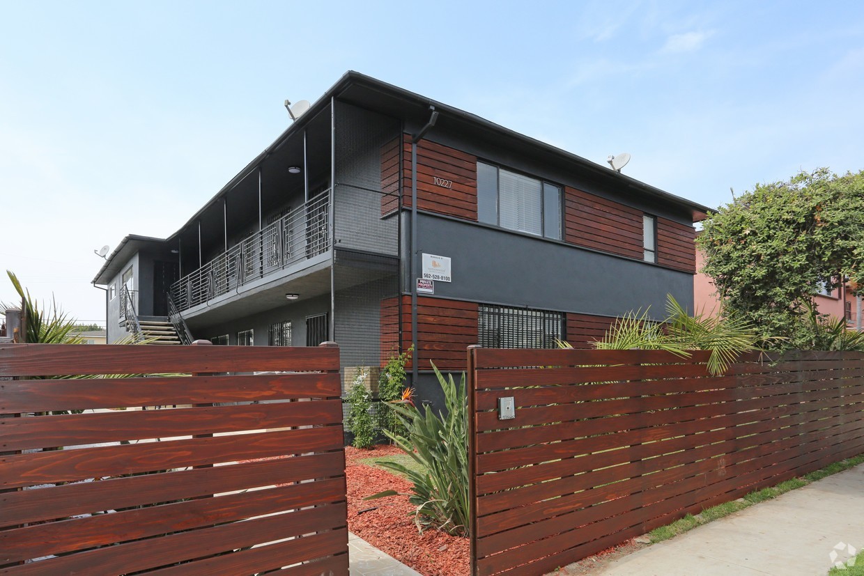 Inglewood Apartment: 10227 S. 10th Ave.