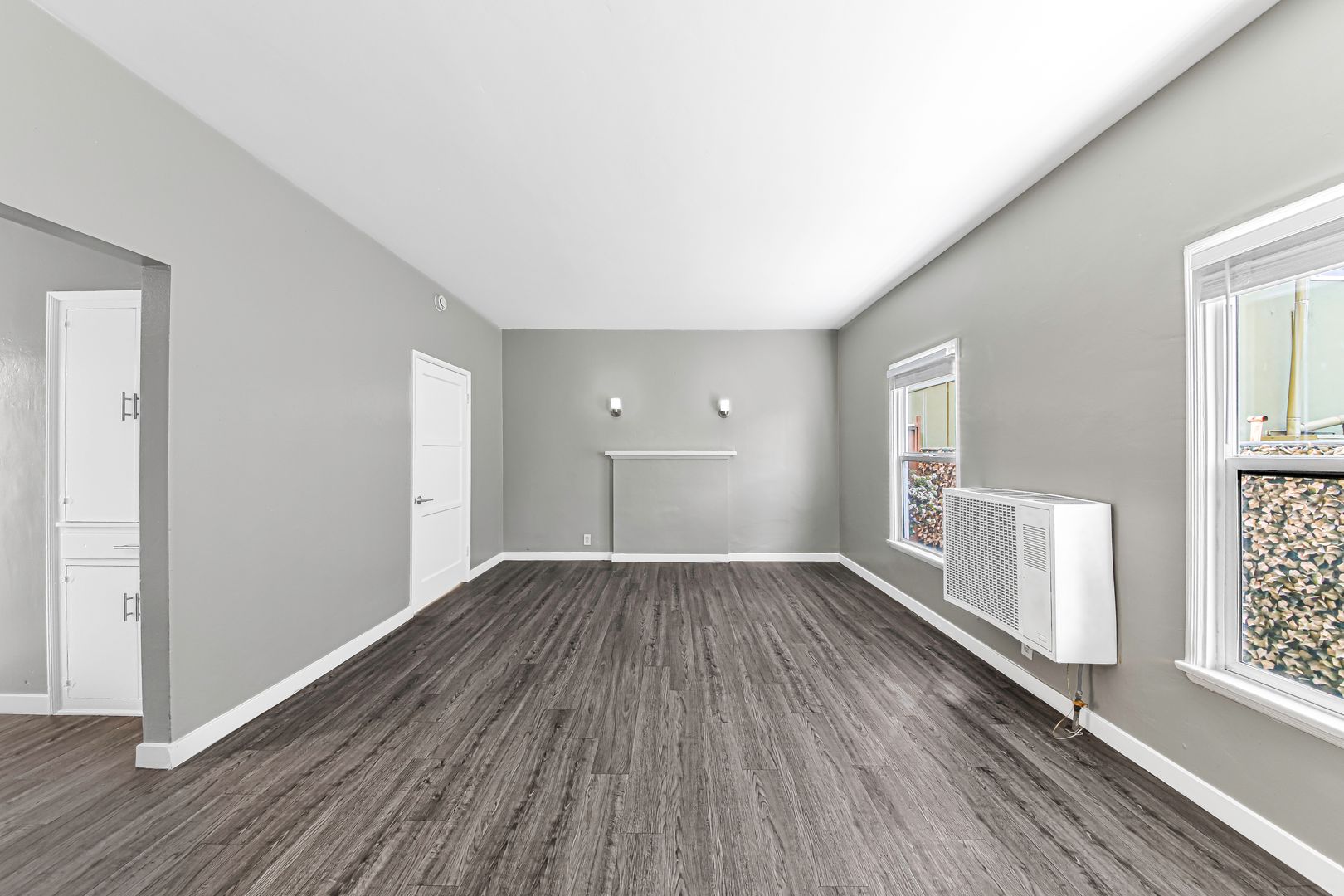 Long Beach Apartment: 2010 Pine Avenue