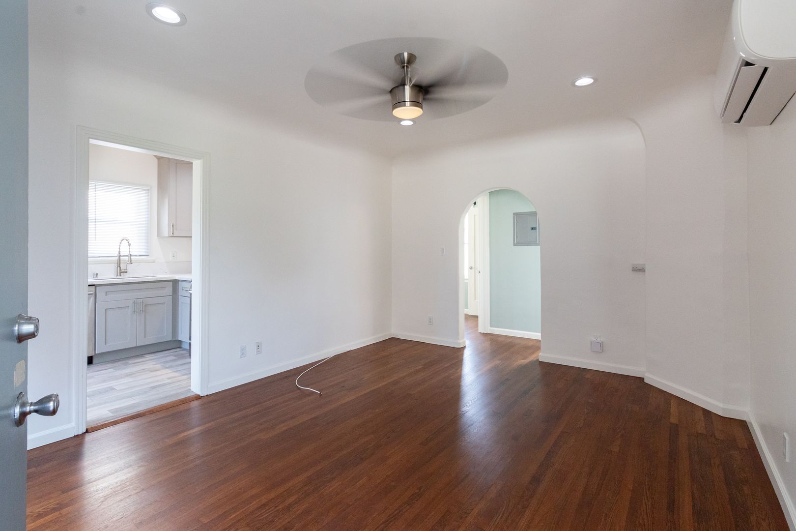 Long Beach Apartment: 2104 E Florida St