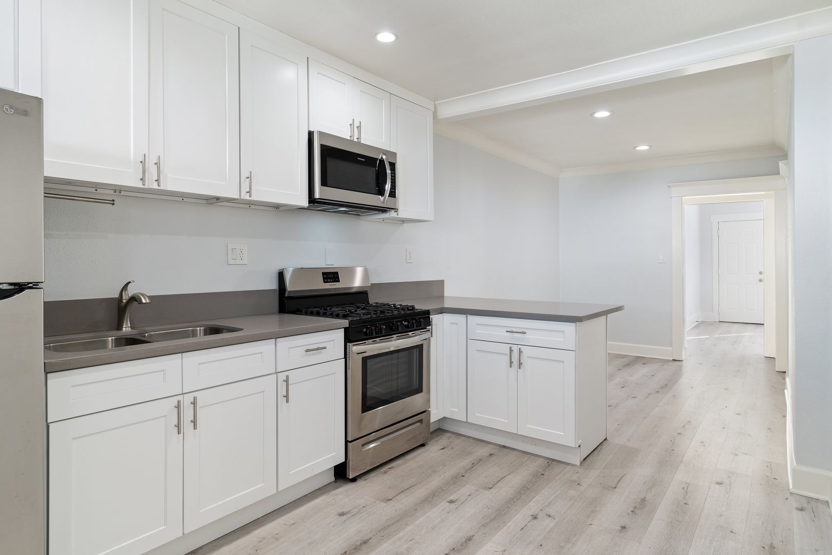 Long Beach Apartment: 1819 E 7th St