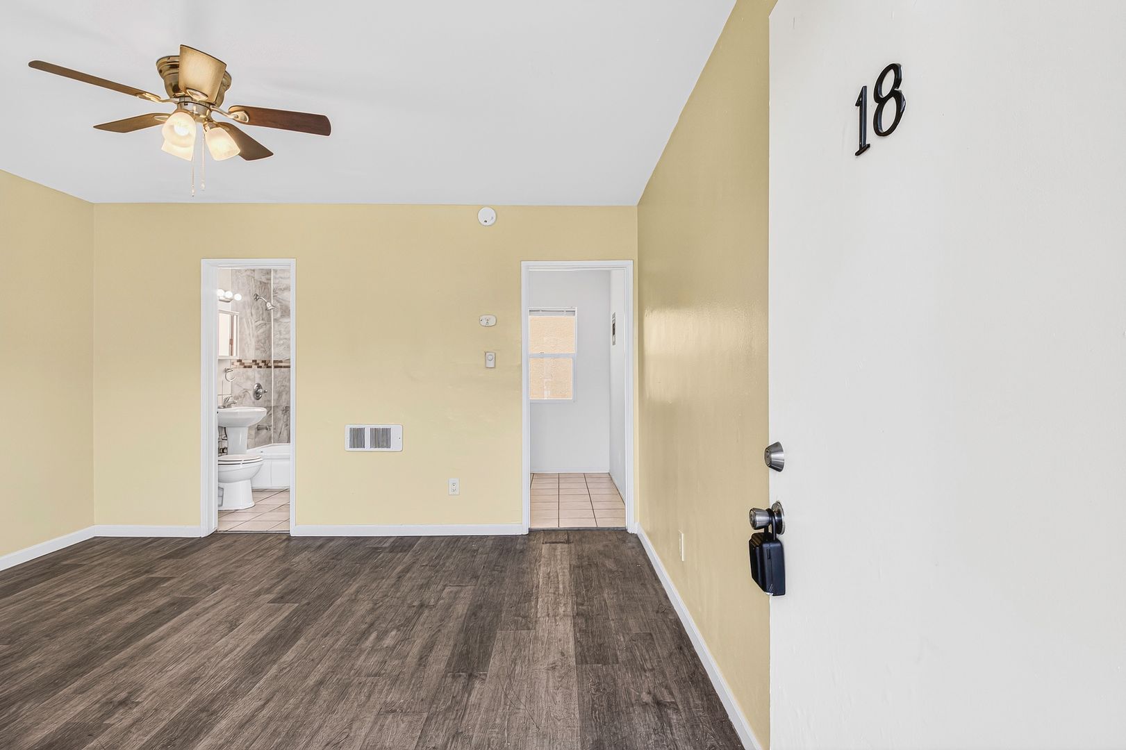 Long Beach Apartment: 904 Atlantic ave