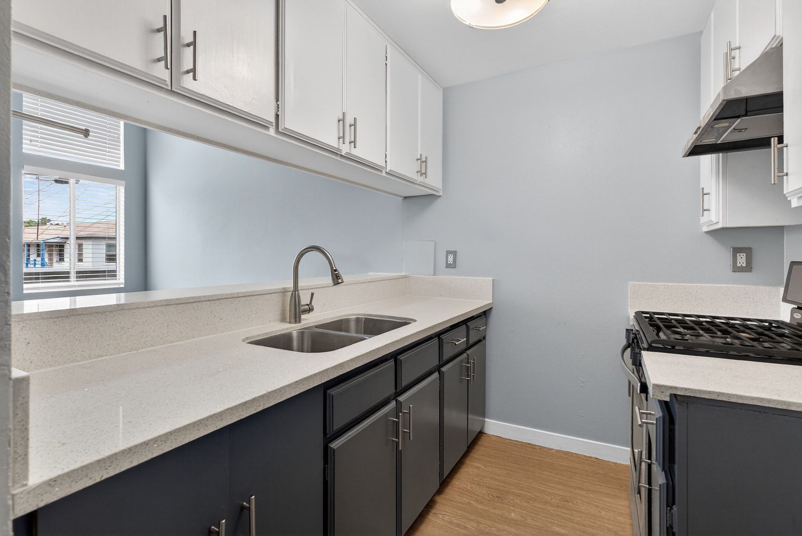 Long Beach Apartment: 533 E 11th Street