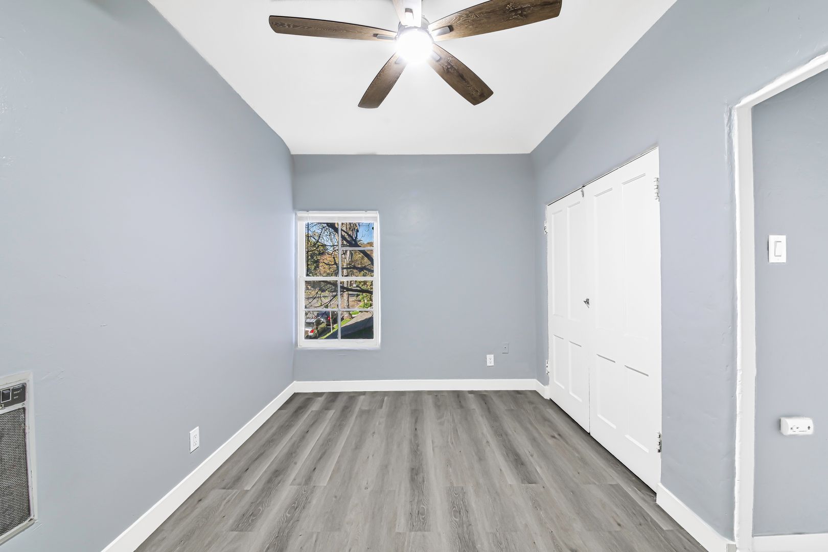 Long Beach Apartment: 722 Maine Avenue