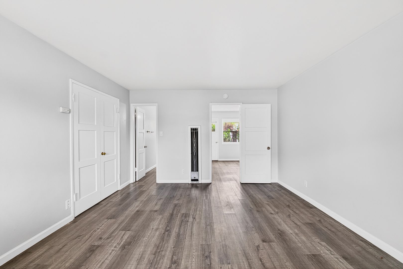 Long Beach Apartment: 445 W 15th St