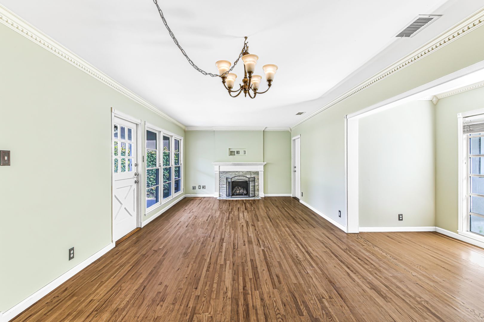 Long Beach House: 6749 E Stearns St