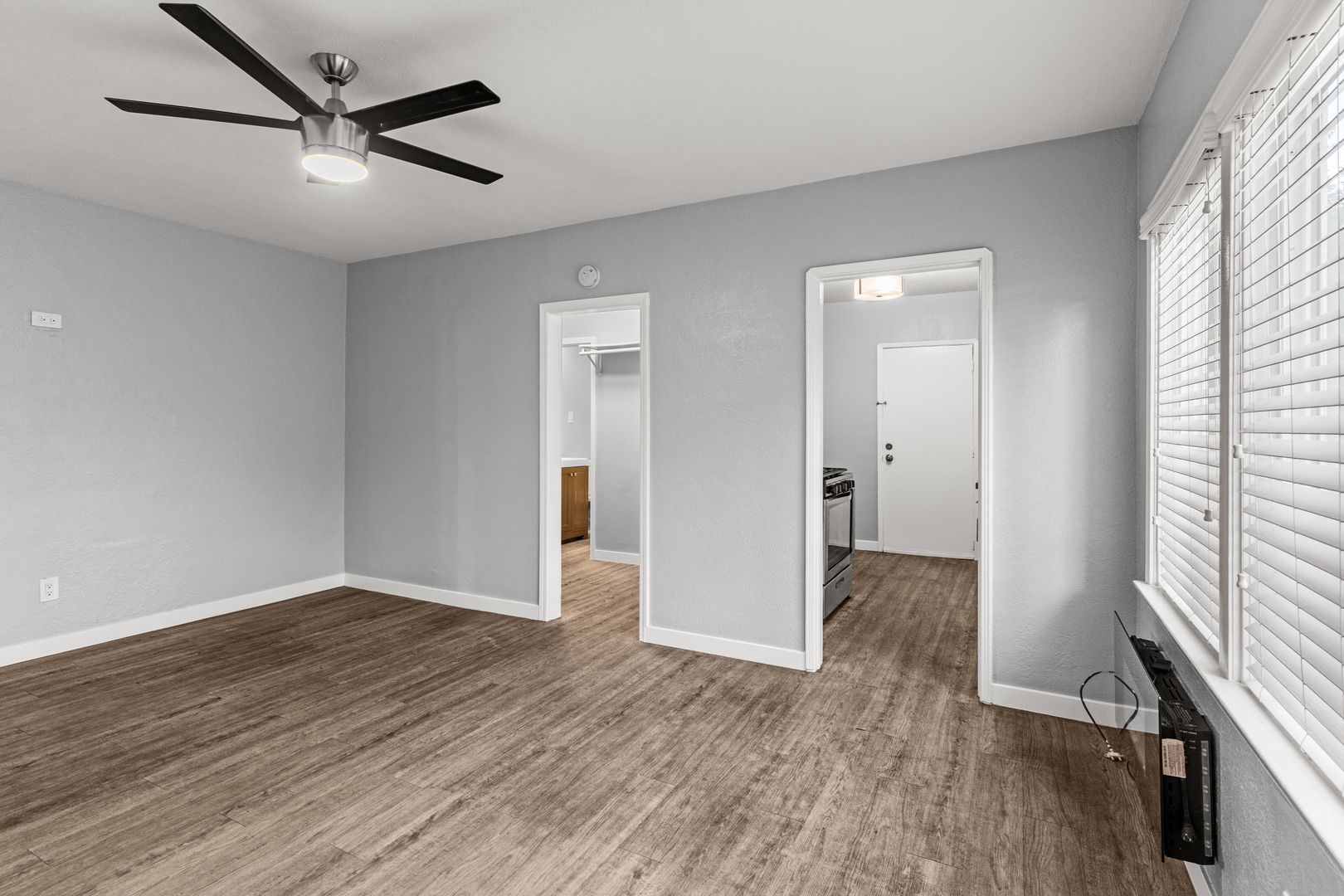 Long Beach Apartment: 1900 E 7th Street