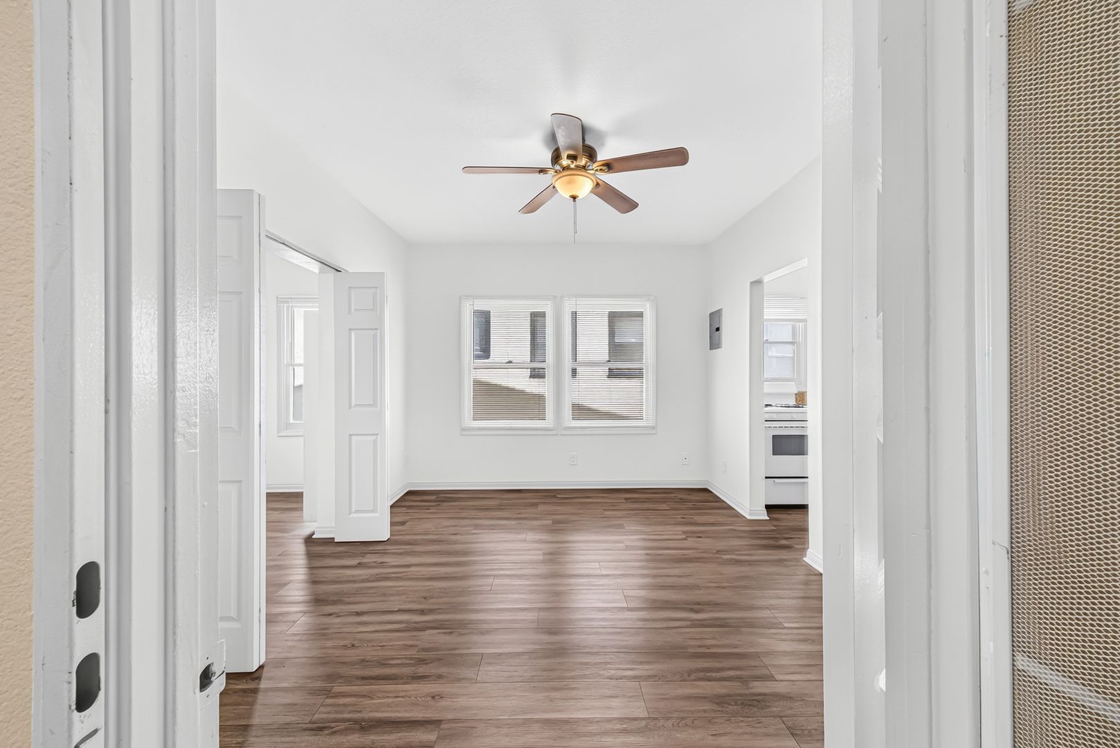 Long Beach Apartment: 526 Magnolia Avenue