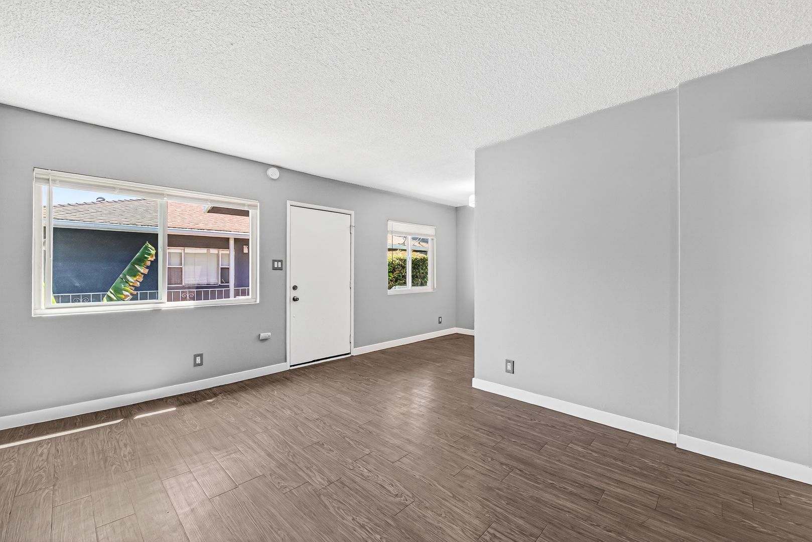 Long Beach Apartment: 539 E 11th Street