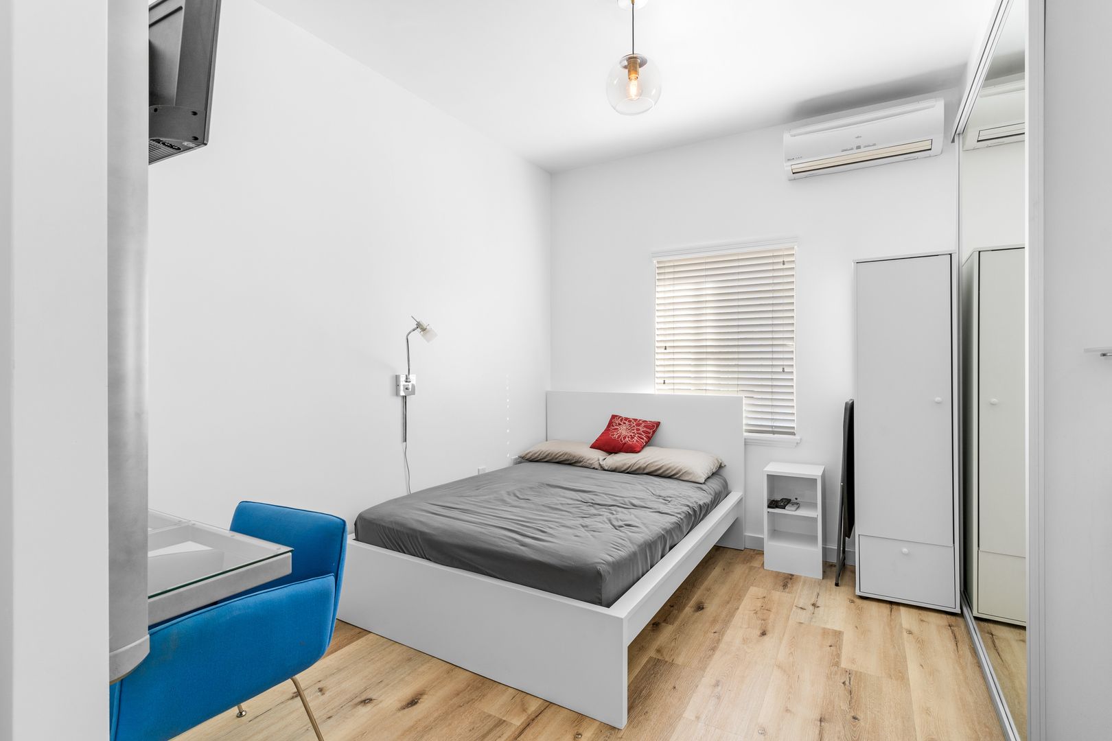 Long Beach Apartment: 335 Pacific Avenue