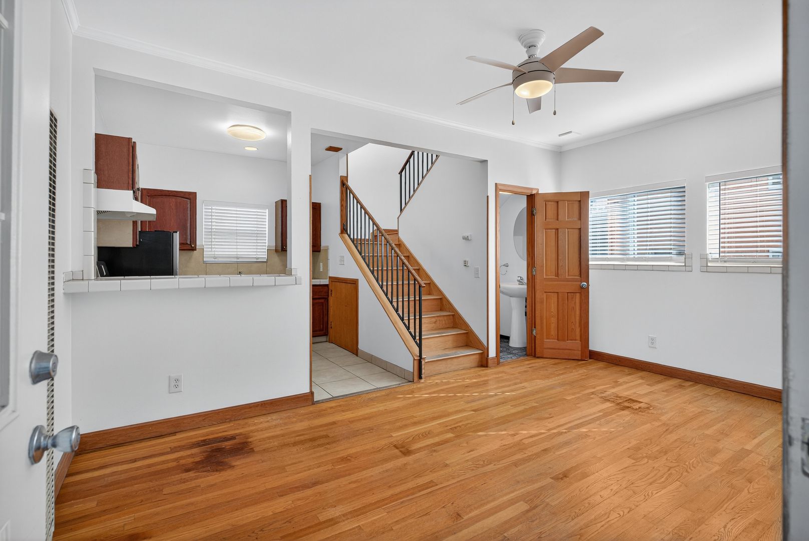 Long Beach Apartment: 1912 E 2nd St