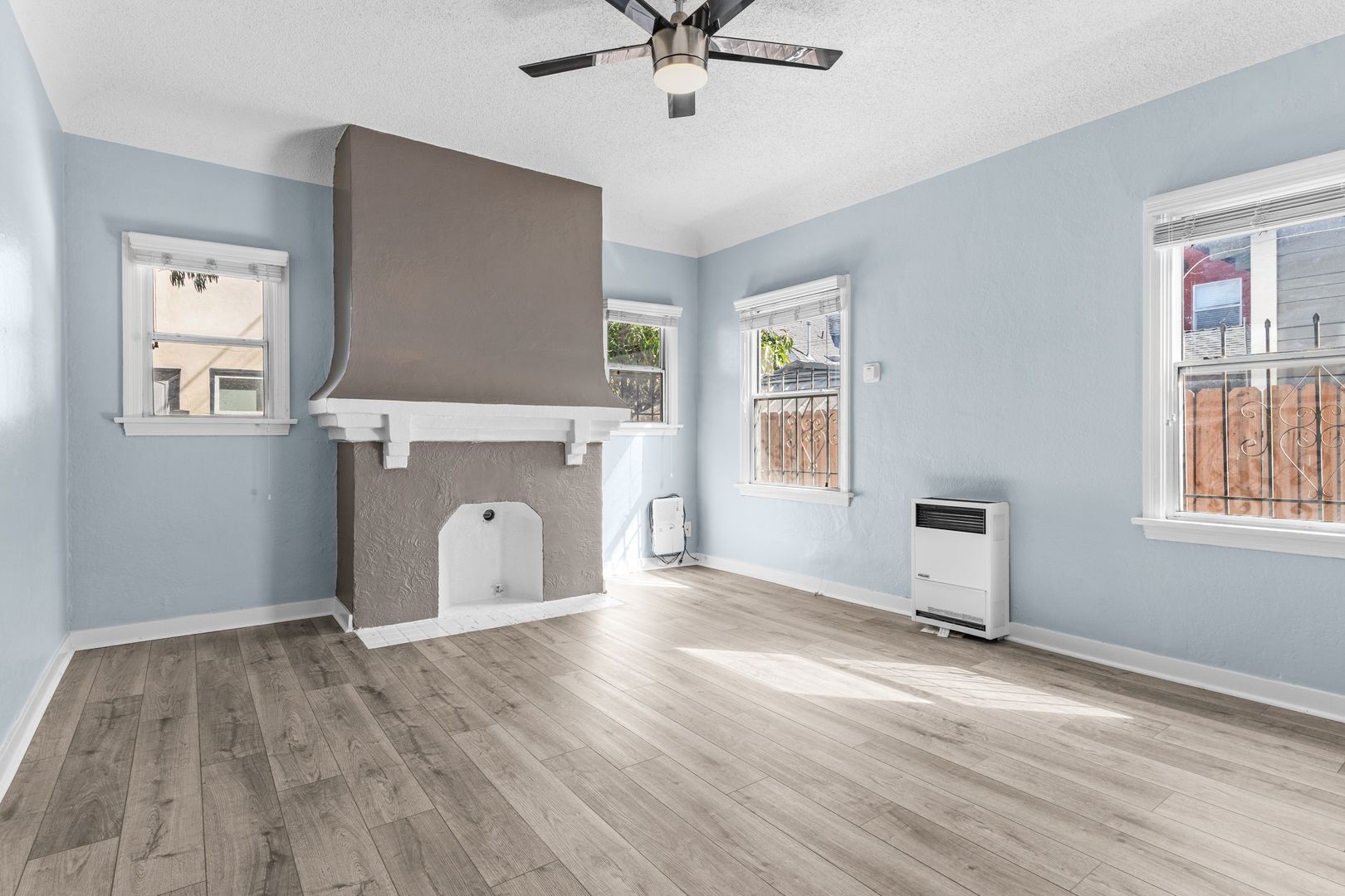 Long Beach Apartment: 1115 E Broadway