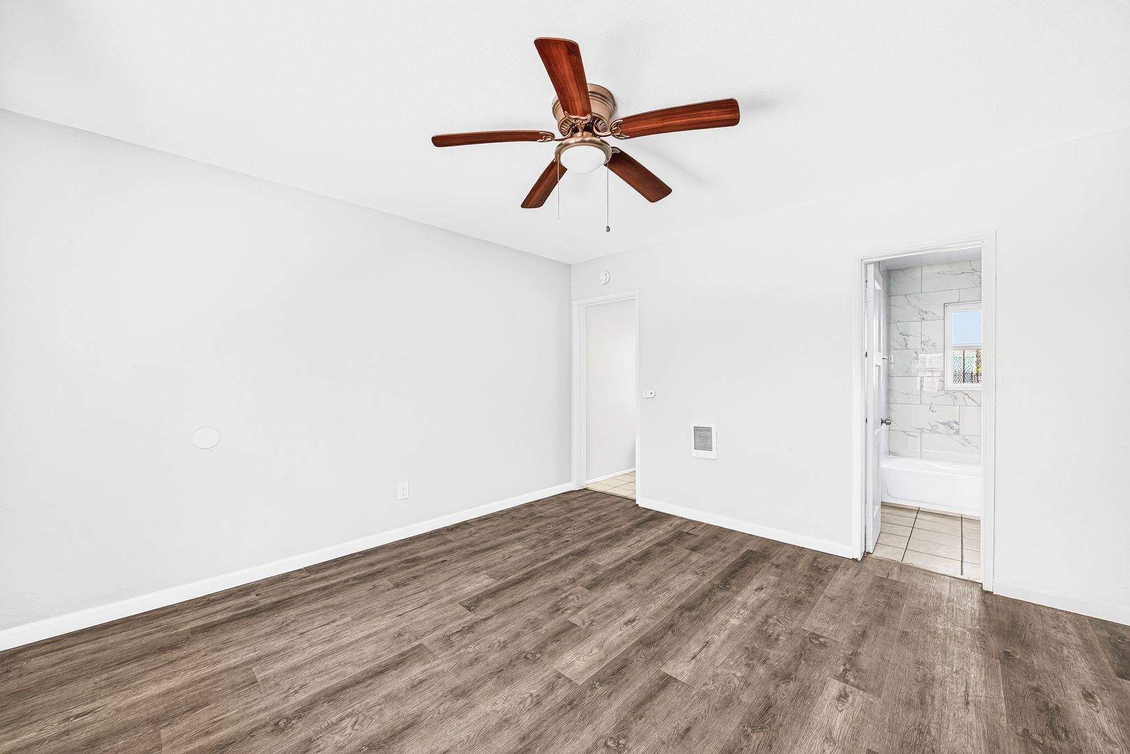 Long Beach Apartment: 904 Atlantic ave