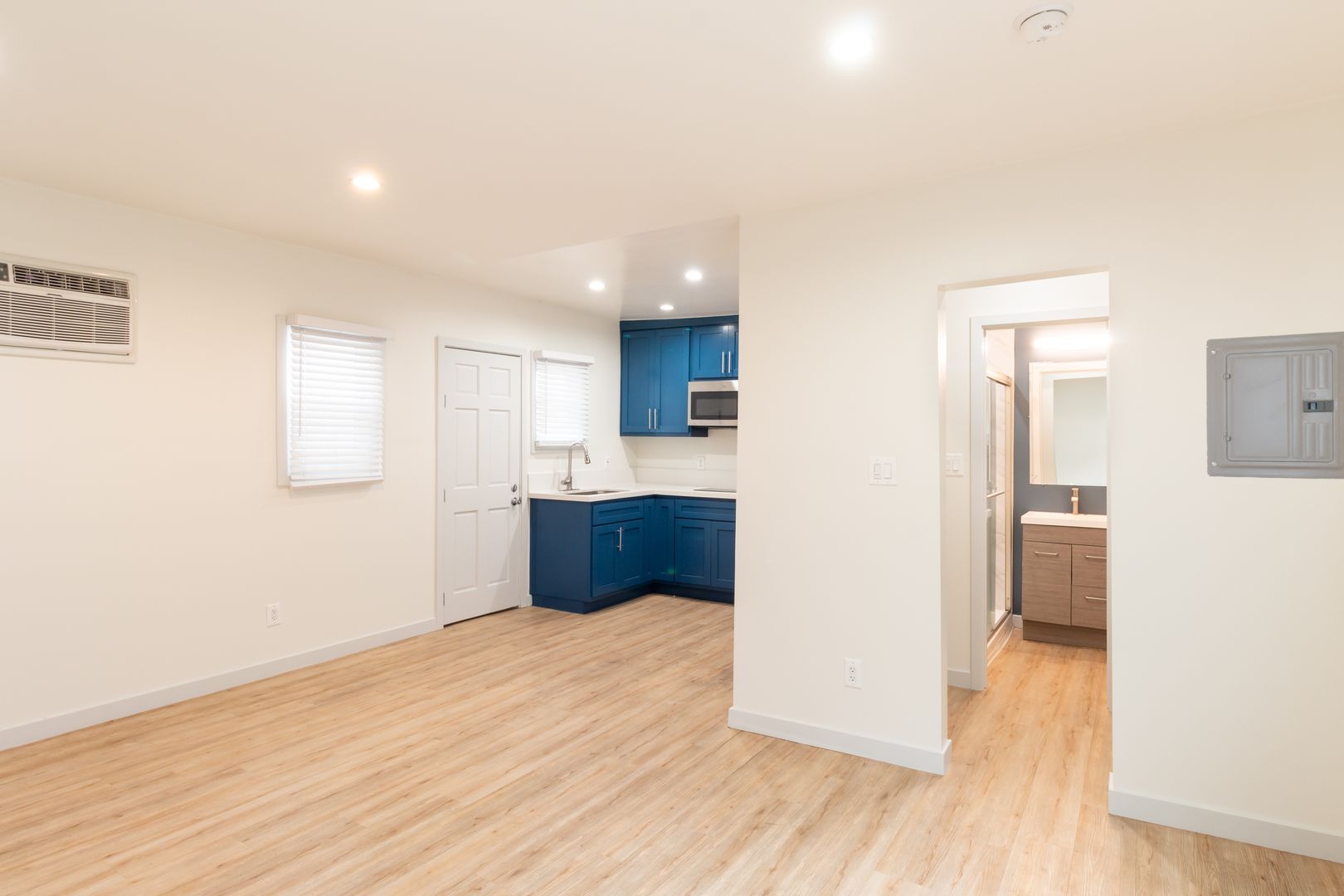 Long Beach Apartment: 1208 Daisy Avenue