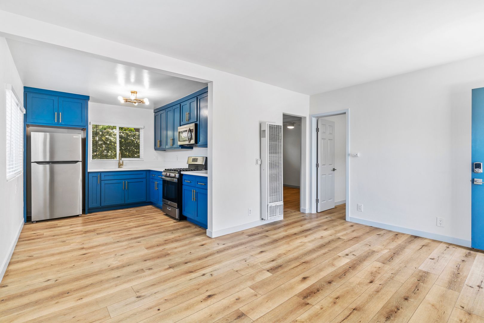 Long Beach Apartment: 1078 E 7th Street