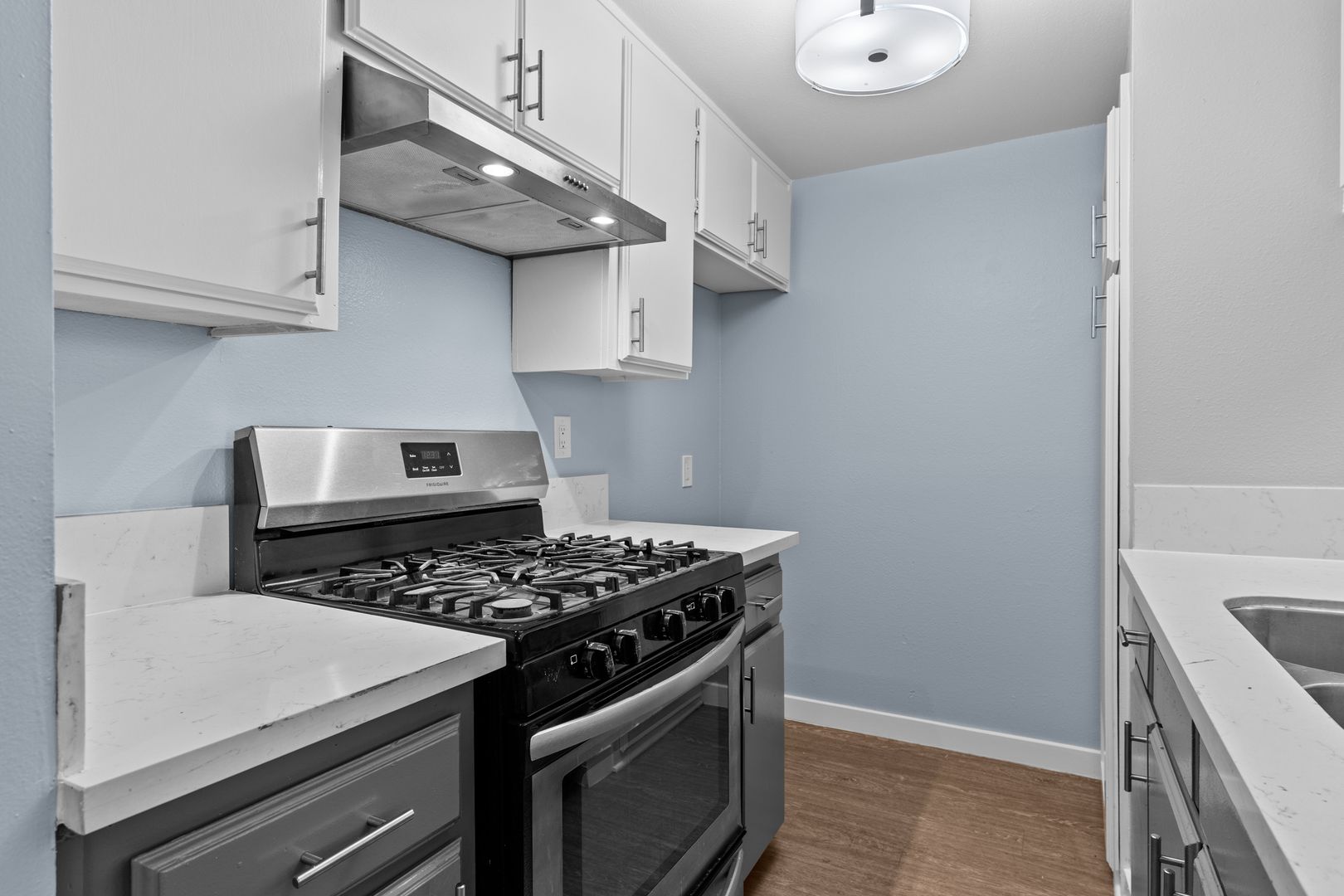 Long Beach Apartment: 533 E 11th Street