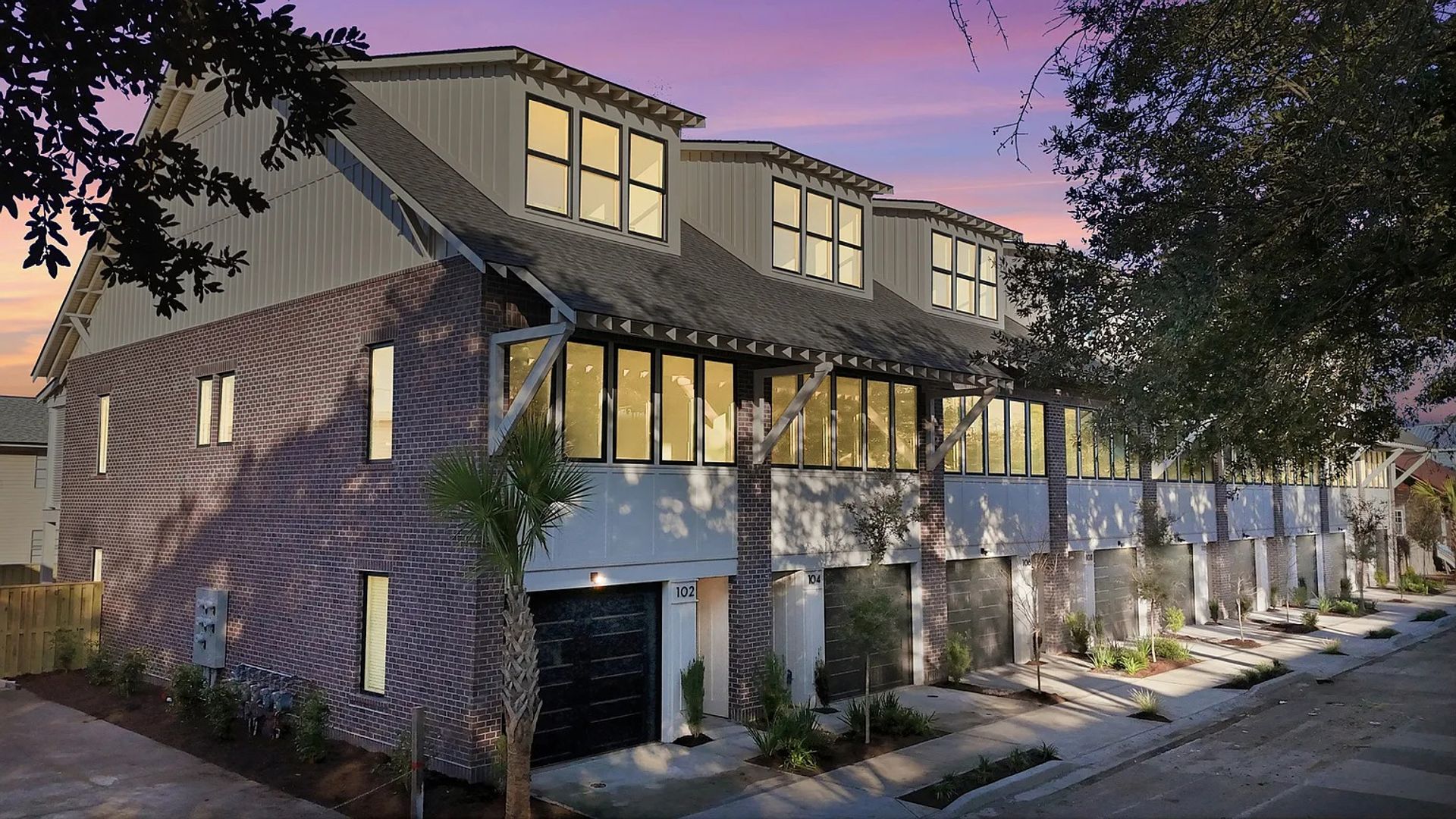 Savannah Townhome: 102-118 Pearl Street