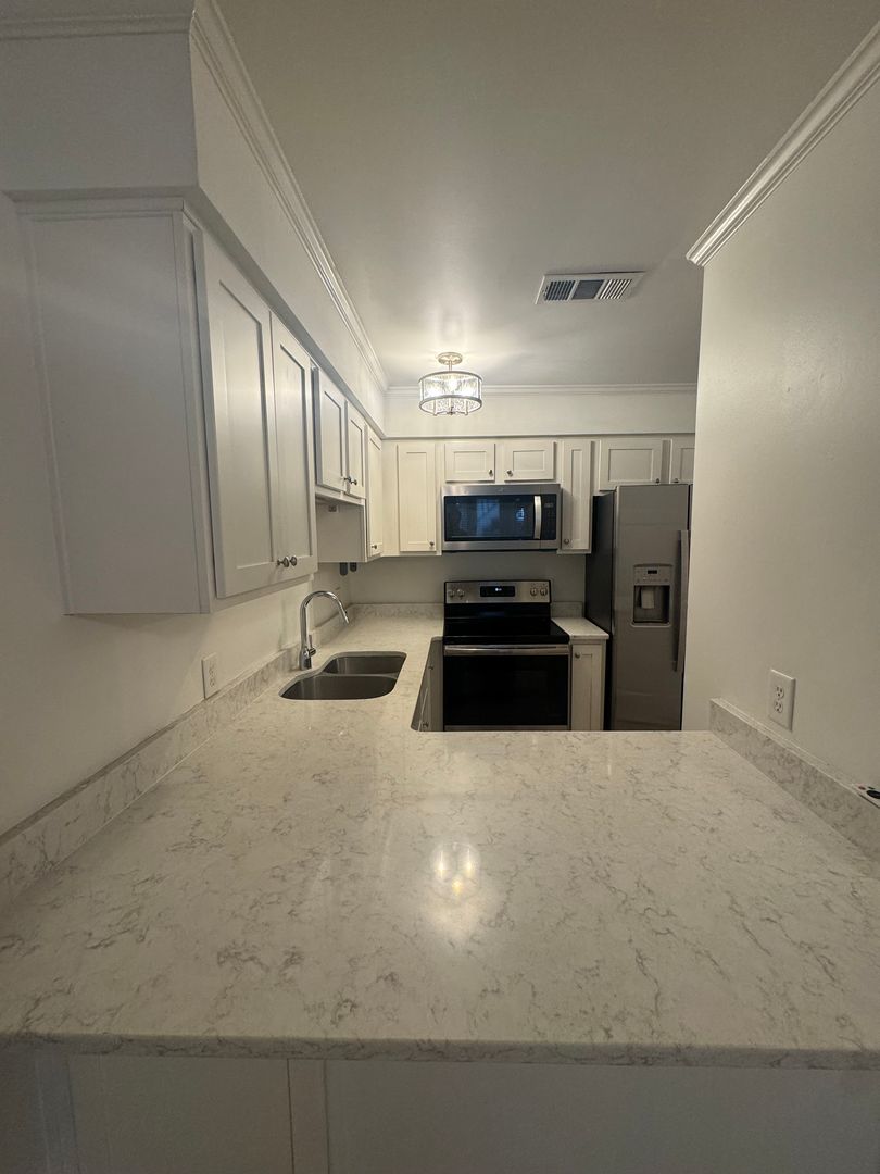 Savannah Apartment: 408 - 419 East Gaston Street