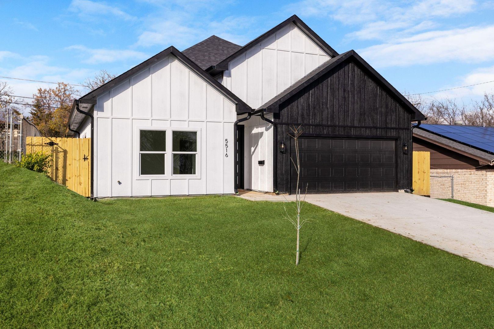 Fort Worth House: 5516 Helmick Ave