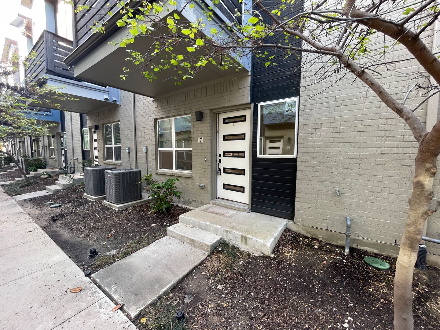 Dallas Townhome: 4910 Live Oak St #7