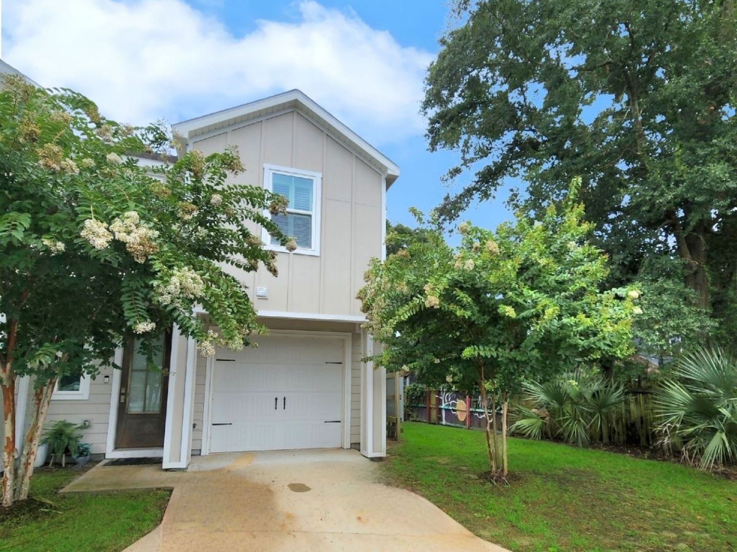 Pensacola House: 218 Junction Avenue