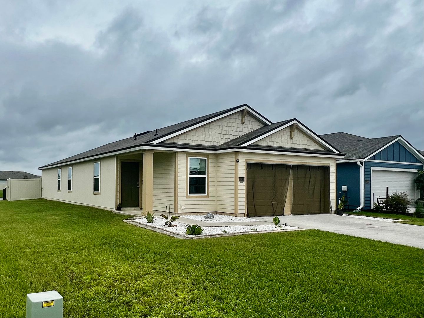 Jacksonville House: 12450 Russian Olive Rd