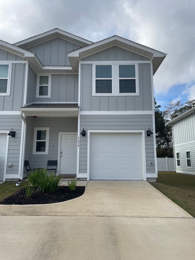 Pensacola House: 1639 IROQUOIS COURT