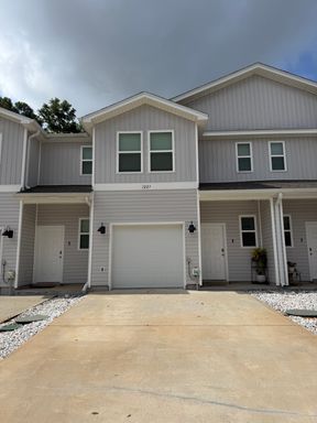 Must see newer Townhome! – photo 1