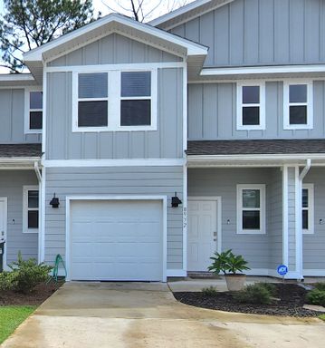 Convenient Location! Beautiful 3/2.5 Townhome w/ Pool Community! – photo 1