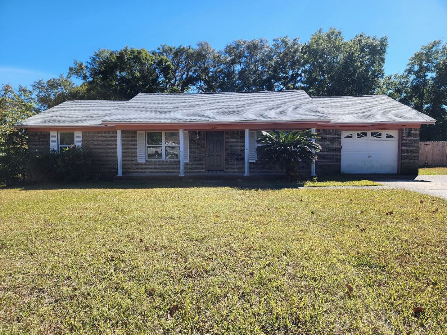 Open Floorplan, 3BD/3Bath with a Huge Sunroom!! 