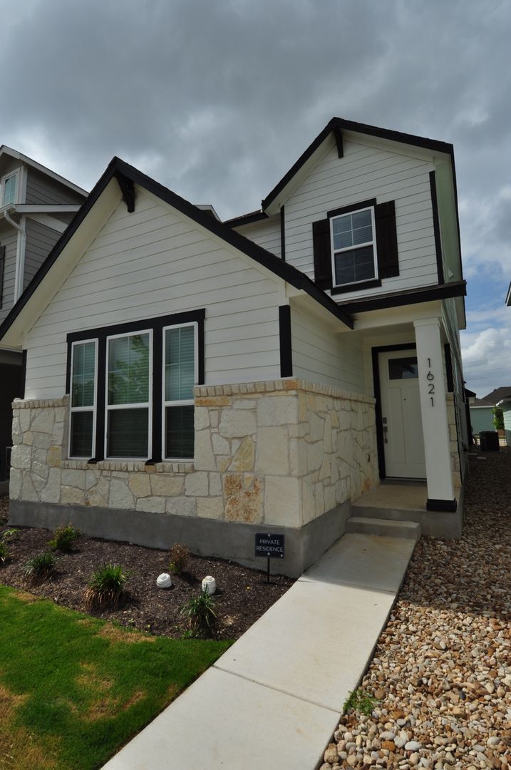 Leander House: 1621 Bella Drive #82