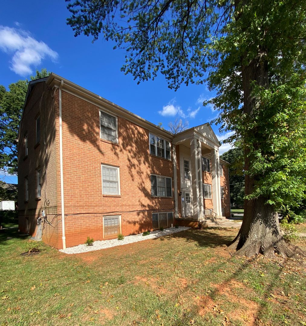 Lynchburg Apartment: 1200 Liggates Road