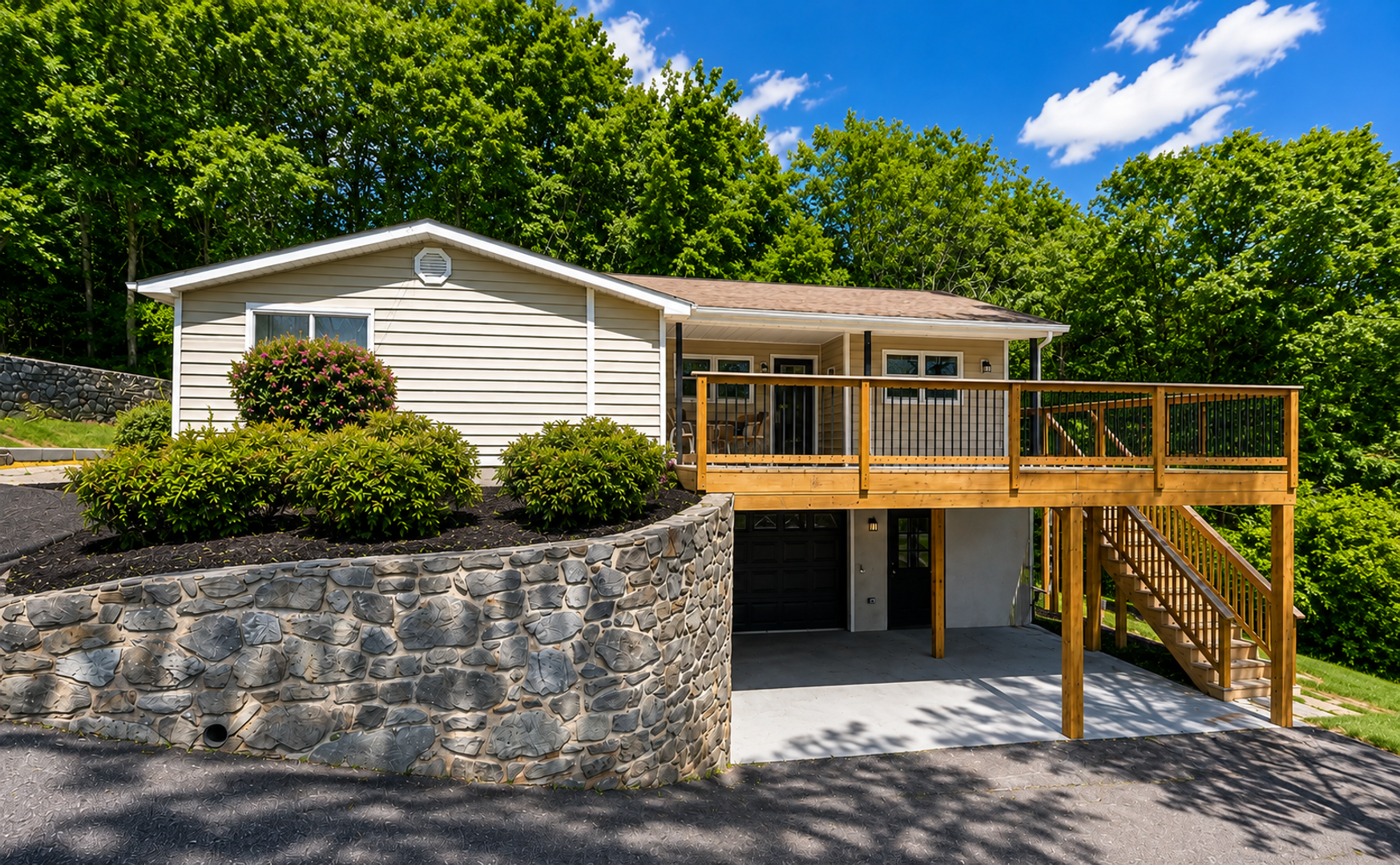 Moneta House: 23 Brookside Lane