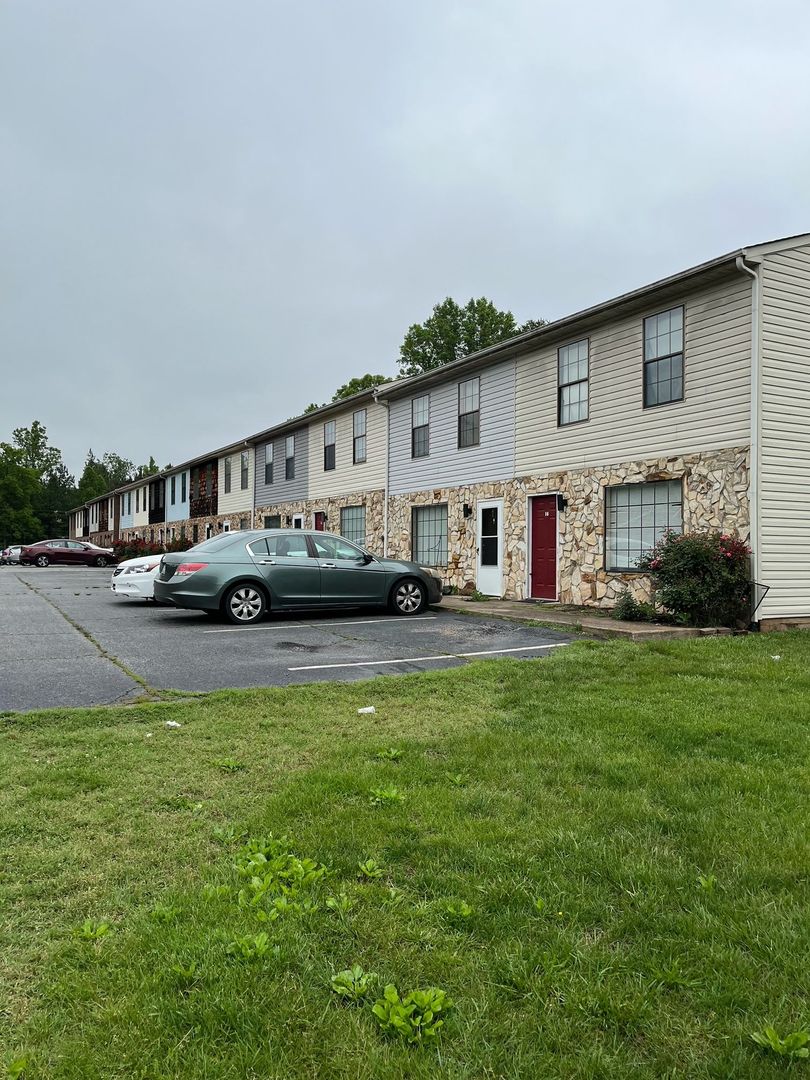 Ridgeway Apartment: 25 Ridgeway Terrace Dr