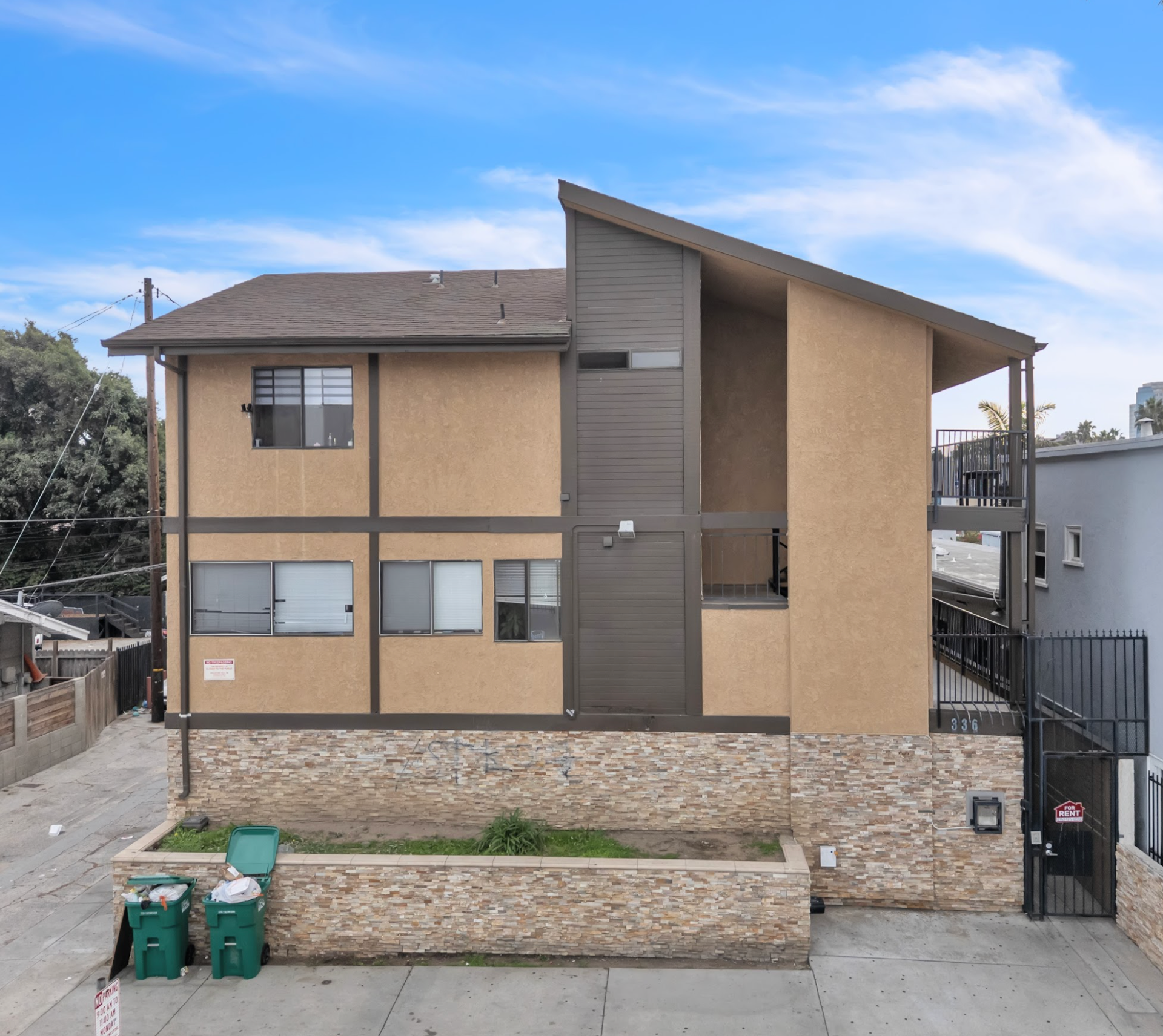 Long Beach Apartment: 336 E 8th St