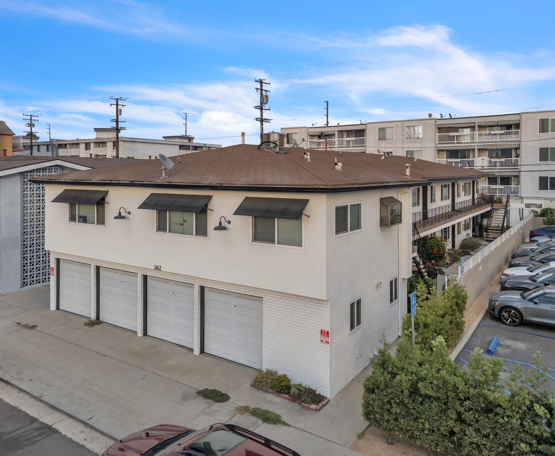 Long Beach Apartment: 362 Redondo Ave