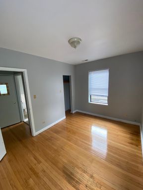 SOUTH SHORE - LARGE 1-BEDROOM UNIT - TRANSPORTATION ACROSS THE STREET – photo 1