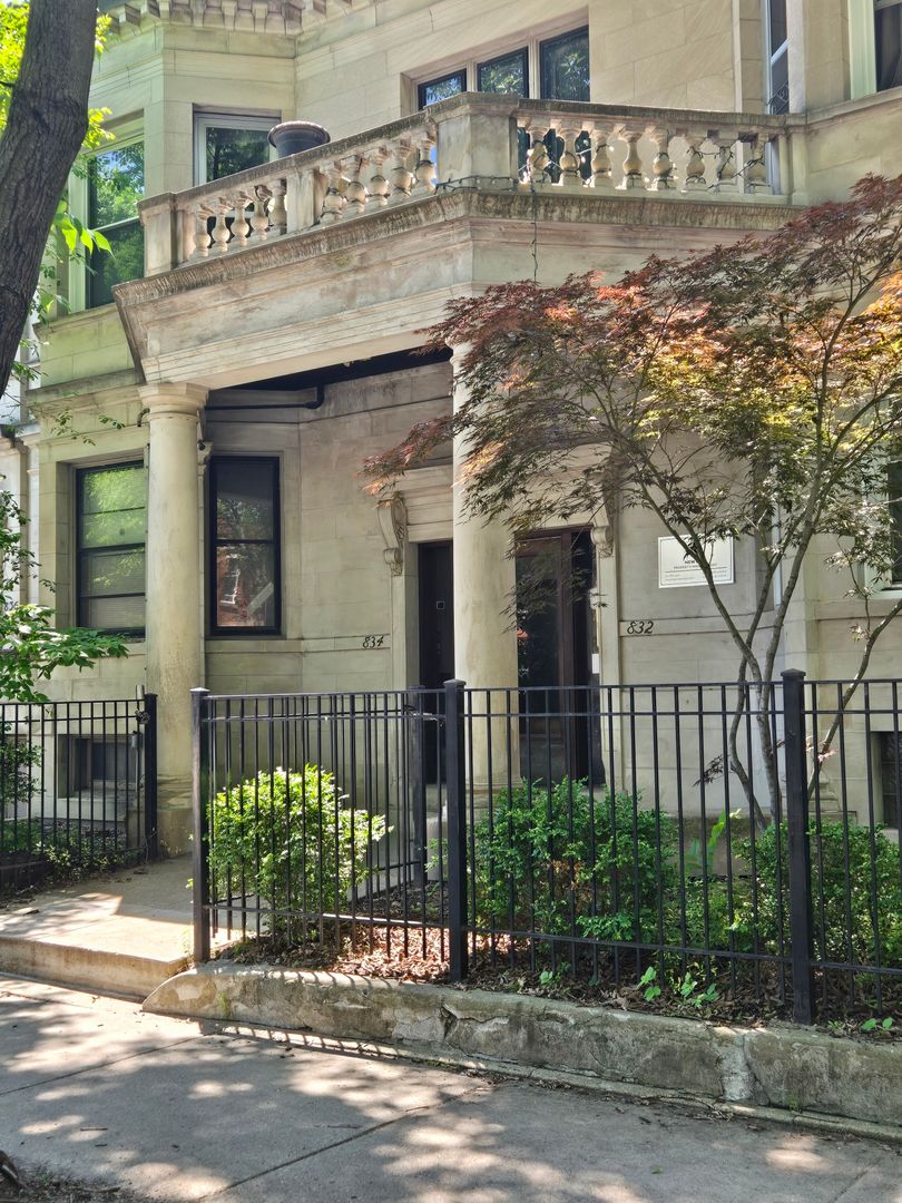 Chicago Apartment: 832-34 S Oakley Blvd.