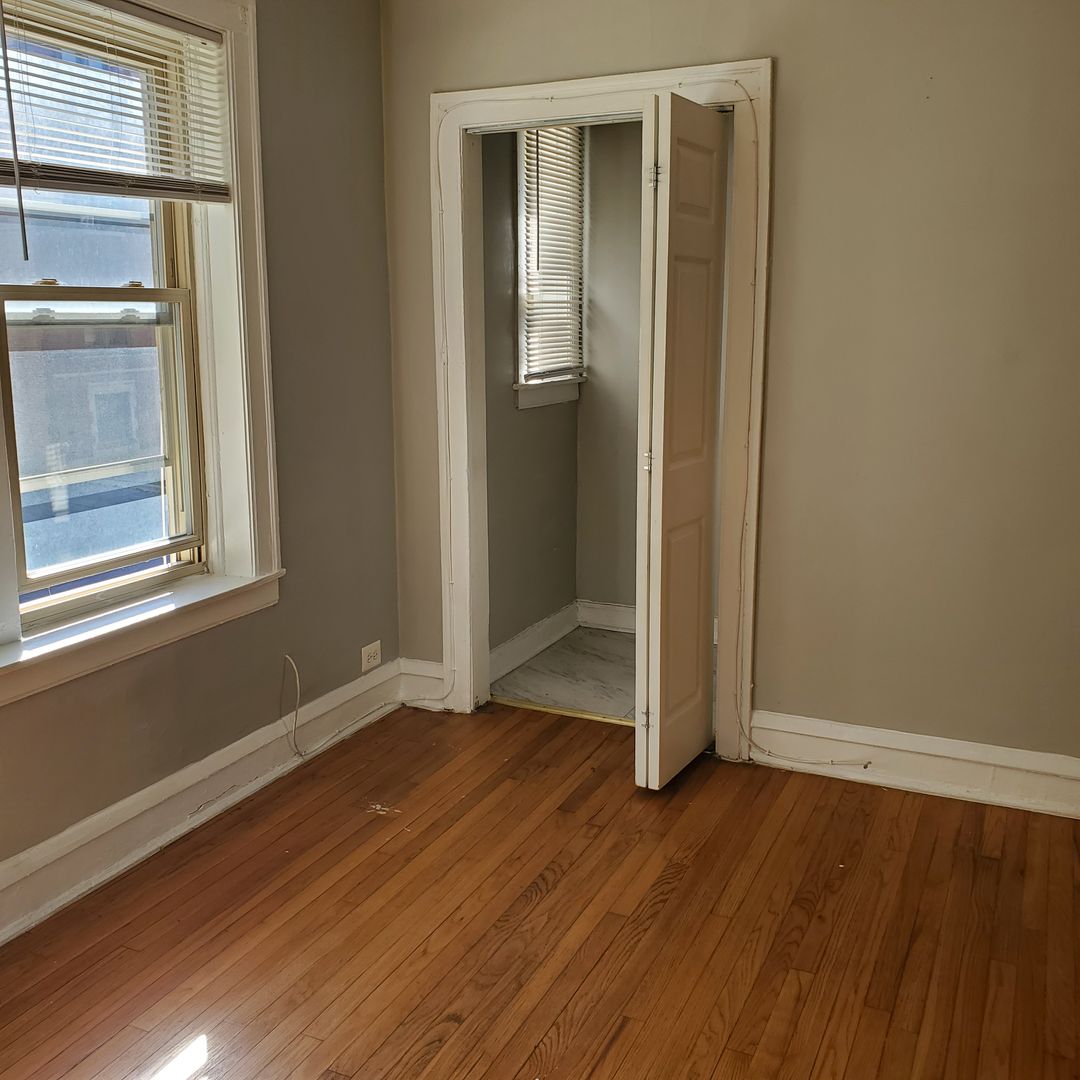 2418 East 77th St, Chicago, IL 60649